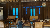 Tak hanya rumah Joglo, tapi juga didukung dengan pencahayaan yang temaram. Meja dan kursi makan di seluruh restoran juga berunsur kayu yang membuatnya terlihat semakin homey dan klasik. Foto: detikFood/Yenny Mustika Sari