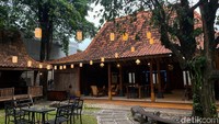 Restoran keluarga satu ini mengusung konsep ala Jawa. Rumah Joglo menjadi salah satu ciri khasnya. Gado Gado Mak Gobang menggunakan 2 rumah Joglo untuk mengesankan nuansa klasik. Foto: detikFood/Yenny Mustika Sari