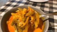 Kami juga memesan menu sayur lodeh (Rp 32.000). Sayangnya, menu sayur lodeh ini membuat kami kecewa, karena rasanya lebih mirip sayur godog yang biasa disajikan untuk lontong sayur. Foto: detikFood/Yenny Mustika Sari