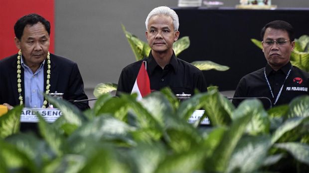 Bakal Calon Presiden Ganjar Pranowo (kiri) menyapa delegasi Dewan Liberal dan Demokrat Asia (CALD) saat pertemuan CALD Party di Sekolah Partai PDI Perjuangan, Jakarta, Sabtu (28/10/2023). PDI Perjuangan menggelar pertemuan pengurus partai politik dari sejumlah negara guna memperkuat demokratisasi melalui partai politik sebagai pilar demokrasi.