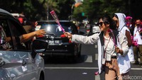 Bagi-bagi bunga mawar ini untuk merayakan hari ulang tahun (ultah) ke-55 Ganjar Pranowo.  