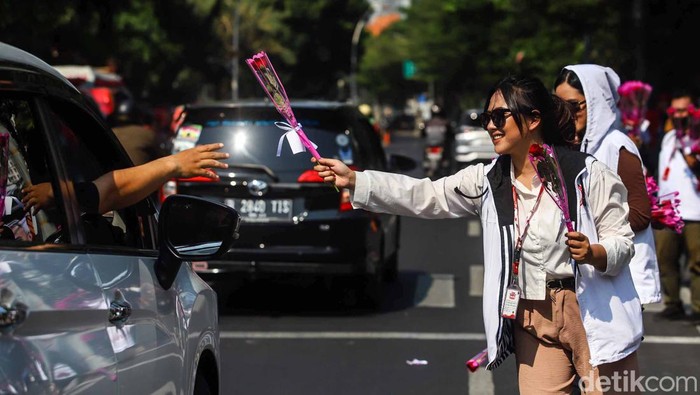 Ganjar Ultah, Relawan Bagi-bagi Bunga Mawar ke Pengendara Relawan merayakan ultah ke-55 bacapres PDIP Ganjar Pranowo. Mereka membagikan 1.000 bunga mawar ke para pengendara dan pejalan kaki di Jalan Diponegoro, Menteng, Jakarta, Sabtu (28/10/2023).