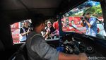 Ganjar Ultah, Relawan Bagi-bagi Bunga Mawar ke Pengendara