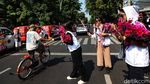 Ganjar Ultah, Relawan Bagi-bagi Bunga Mawar ke Pengendara