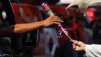 Para relawan membagikan 1.000 bunga mawar ke para pengendara dan pejalan kaki sebagai ucapan syukur atas hari lahirnya Ganjar. 