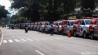 Relawan juga menyerahkan sekitar 65 ambulans untuk melayani masyarakat. Ambulans itu akan melakukan pelayanan di kampung-kampung secara gratis. 