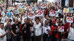 Ganjar Ultah, Relawan Bagi-bagi Bunga Mawar ke Pengendara