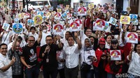 Relawan yang bagi-bagi bunga itu berasal dari relawan medis Posko Perjuangan Rakyat (Pospera), relawan Sehat Bersama Ganjar (Sehat), serta relawan dari tenaga farmasi hingga tenaga obat.  
