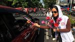 Ganjar Ultah, Relawan Bagi-bagi Bunga Mawar ke Pengendara