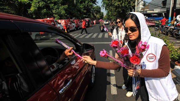 Ganjar Ultah, Relawan Bagi-bagi Bunga Mawar ke Pengendara
