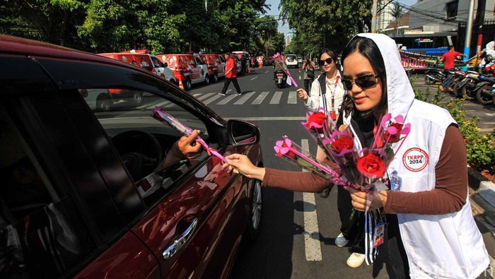 Relawan merayakan ultah ke-55 bacapres PDIP Ganjar Pranowo. Mereka membagikan 1.000 bunga mawar ke para pengendara dan pejalan kaki di Jalan Diponegoro, Menteng, Jakarta, Sabtu (28/10/2023).