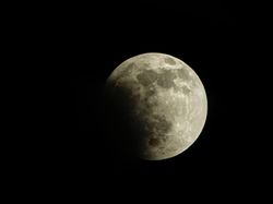 4 Amalan saat Gerhana Bulan Penumbra, Muslim Catat Ya!