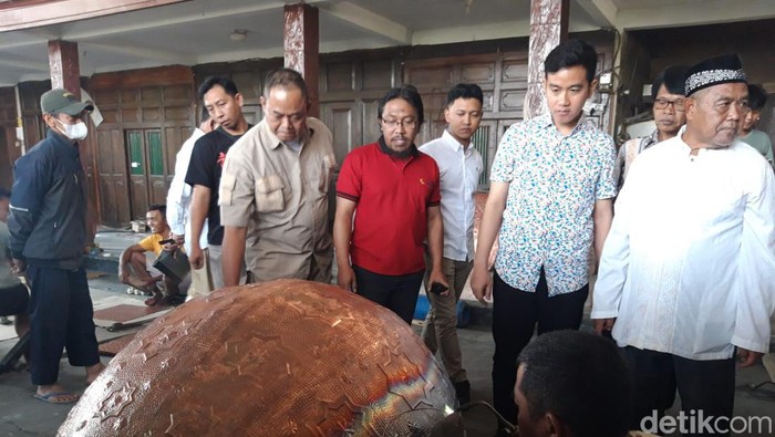 Gibran mengunjungi kerajinan tembaga di Tumang, Boyolali.