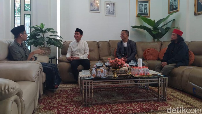 Bakal cawapres Gibran Rakabuming Raka mengunjungi pengasuh Ponpes Darussalam Watucongol Gunungpring Muntilan Magelang, KH Agus Ali Qoishor atau Gus Ali.