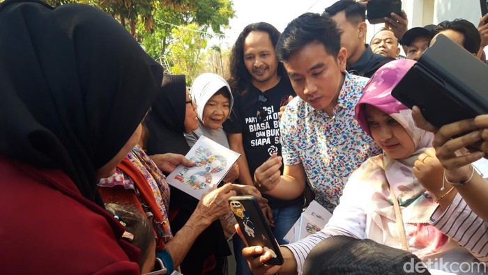 Gibran mengunjungi kerajinan tembaga di Tumang, Cepogo, Boyolali. Gibran bagi-bagi buku dan susu kepada anak-anak.