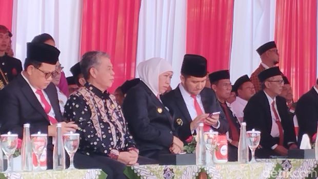 Gubernur Jawa Timur Khofifah Indar Parawansa saat upacara Sumpah Pemuda di Blitar.