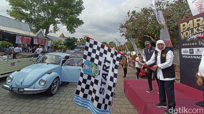 Gubernur Khofifah Indar Parawansa saat memberangkatkan Parade VW Sumpah Pemuda di Blitar.