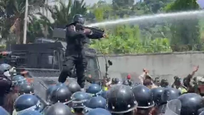 Demo warga di kawasan PT Indonesia Weda Bay Industrial Park (IWIP) Kabupaten Halmahera Tengah (Halteng), Maluku Utara berakhir ricuh.