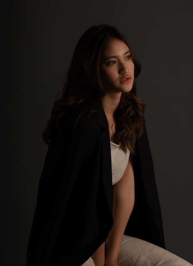 Sama-sama bertubuh langsing dan berambut panjang, penampilan wanita yang akrab disapa Leya itu memang terlihat mirip dengan kekasih Rizky Febian, Mahalini. Bagaimana menurutmu? Foto: Instagram/@harleyavaprincy