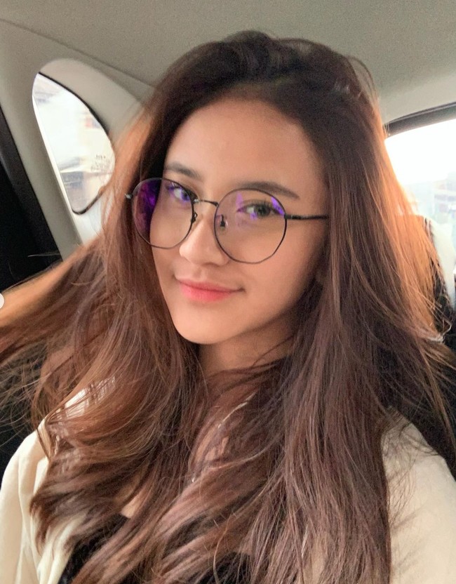 Membuat konten transisi dirinya bersama Rizwan Fadhilah atau Njan menjadi Mahalini dan Rizky Febian, terlihat jika Harleyava memang memiliki kemiripan dengan Mahalini. Tak sedikit netizen yang menyebut Harleyava bak Mahalini versi sachet. Foto: Instagram/@harleyavaprincy