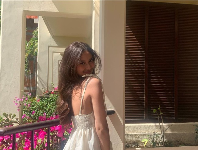 Selalu tampil cantik, potret Leya saat sedang menoleh dan tersenyum ini memang bikin terpana. Unggahan-unggahannya di Instagram pun kerap banjir pujian netizen. Foto: Instagram/@harleyavaprincy