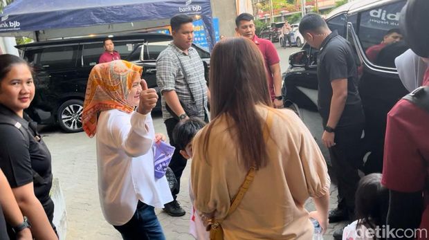 Ibu Negara Iriana Jokowi usai menonton aksi cucunya Jan Ethes bermain basket di Solo, Sabtu (28/10/2023).
