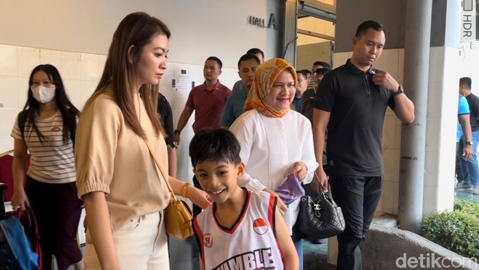 Ibu Negara Iriana Jokowi usai menonton aksi cucunya Jan Ethes bermain basket di Solo, Sabtu (28/10/2023).
