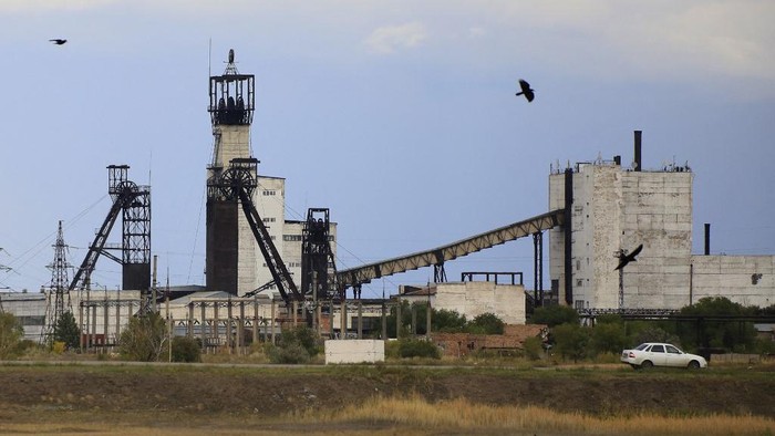 (FILES) A view of the Kazakhstan mine of ArcelorMittal, a Western steel giant which entered the Kazakh market after the Soviet collapse, in the industrial town of Shakhtinsk on September 8, 2023. Over the past fifteen years, more than a hundred workers have lost their lives in the mines of ArcelorMittal, a Western steel giant which entered the Kazakh market after the Soviet collapse. In mid-August, Kazakhstan mourned the loss of another five workers at a mine, prompting debate about worker exploitation in a country scarred by communism and authoritarian rule. Faced with the harrowing incidents, President Kassym-Jomart Tokayev has threatened to ban ArcelorMittal from operating in Kazakhstan. But in a country teeming with natural resources and where the mining sector accounts for up to 17 percent of GDP, such steps may prove difficult. (Photo by Ruslan PRYANIKOV / AFP)