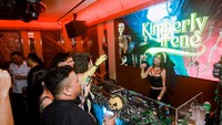 Tema Haunting Mystery juga disiapkan dari mulai area pintu depan hingga menuju ke area dalam. Bahkan beberapa pembawa acara menggenakan kostum spesial dan pengunjung akan dihibur dengan penampilan dari DJ Kimberly Irene.