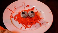 Cocktail dan makanan dengan presentasi unik sesuai tema Halloween disajikan dengan sempurna.