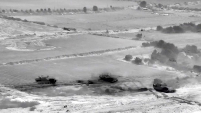 Israel Kerahkan Tank Merkava dan Buldoser Badak untuk Serang Gaza Israel mengerahkan tank Merkava dan buldoser badak untuk menyerang Gaza. Serangan yang disebut menyasar infrastruktur militer Hamas itu berlangsung beberapa jam.