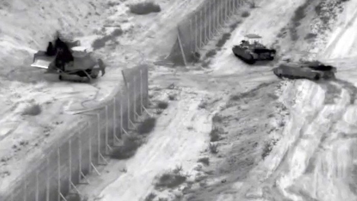Israel mengerahkan tank Merkava dan buldoser badak untuk menyerang Gaza. Serangan yang disebut menyasar infrastruktur militer Hamas itu berlangsung beberapa jam.