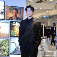 Tidak hanya tampan dari foto. Saat dilihat secara langsung, Jaehyun NCT terlihat punya kulit putih pucat yang mulus. Foto: dok. Twitter @NCTsmtown