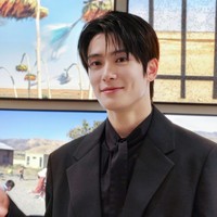Jaehyun NCT menunjukkan eksistensinya sebagai brand ambassador Prada. Personel grup KPop NCT 127 itu menghadiri Prada Reporter Pop-Up Store yang mulai dibuka di Seoul pada Kamis (26/10/2023). Foto: dok. Twitter @NCTsmtown