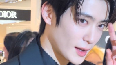 7 Foto Jaehyun NCT, Visual Aslinya Bak Vampir Saat Hadiri Acara Prada