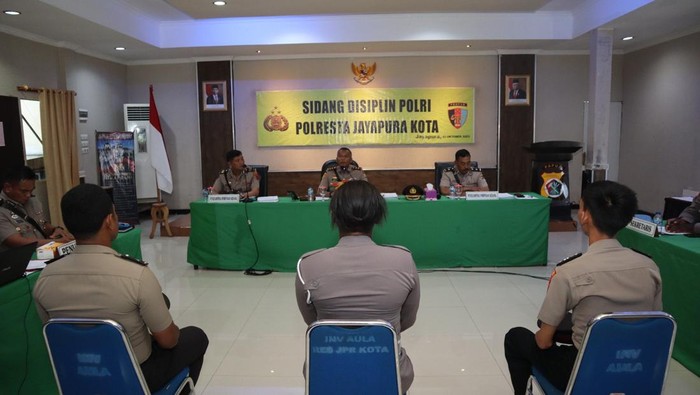 Tiga personel Polresta Jayapura Kota, Papua berinisial Briptu BK, Bripda VY, dan Briptu MA menjalani sidang disiplin anggota Polri karena terlibat kasus pencurian hingga bolos kerja.