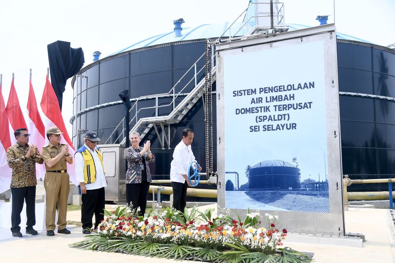 Jokowi meresmikan Sistem Pengelolaan Air Limbah Domestik Terpusat Sei Selayur di Sumatera Selatan.