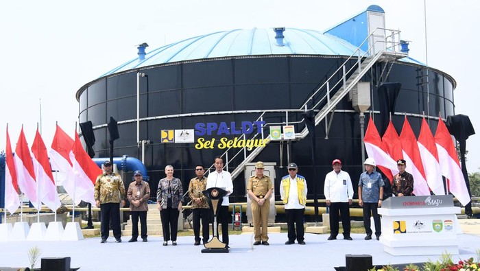 Jokowi meresmikan Sistem Pengelolaan Air Limbah Domestik Terpusat Sei Selayur di Sumatera Selatan.