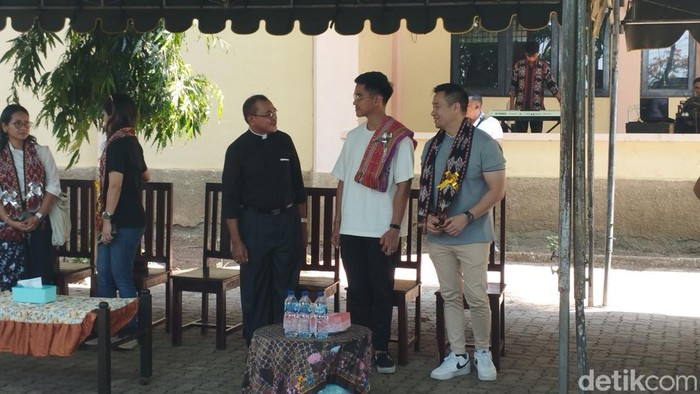 Kaesang saat berbincang bersama romo dan frater di sekolah Kupang (Belia/detikcom)