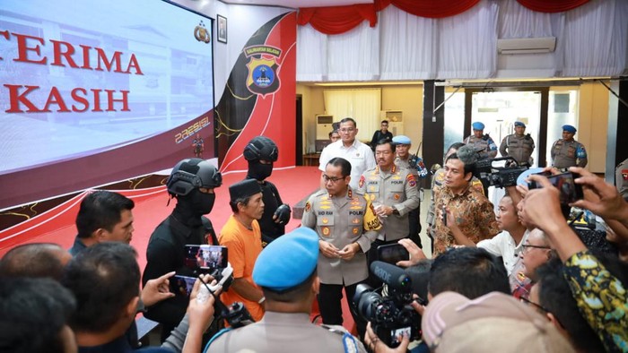 Polda Kalsel saat menghadirkan Watno pelaku ujaran kebencian saat press release.