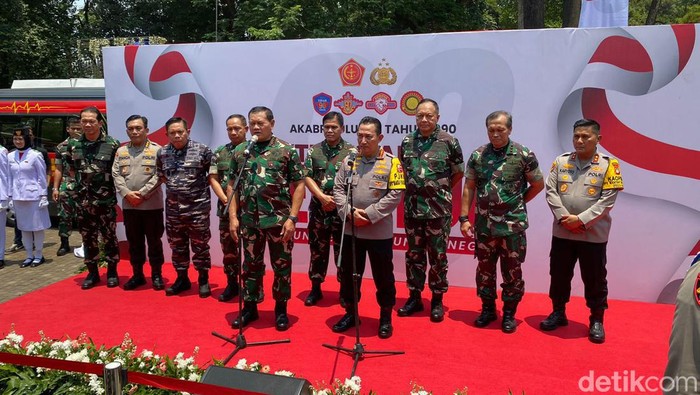 Kapolri Jenderal Listyo Sigit Prabowo dan Panglima TNI Laksamana Yudo Margono usai menghadiri gelar 90 bakti sosial 33 tahun mengabdi Akabri angkatan 1990 di GBK, Jakarta Pusat, Sabtu (28/10/2023). Foto: Wildan/detikcom