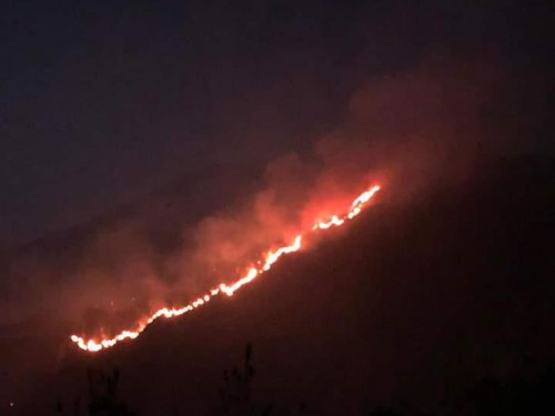 Visual titik api memanjang dan kepulan asap di lereng Gunung Abang, Bali.
