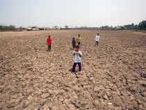 Kekeringan, Sawah di Tangerang Jadi Arena Bermain Anak
