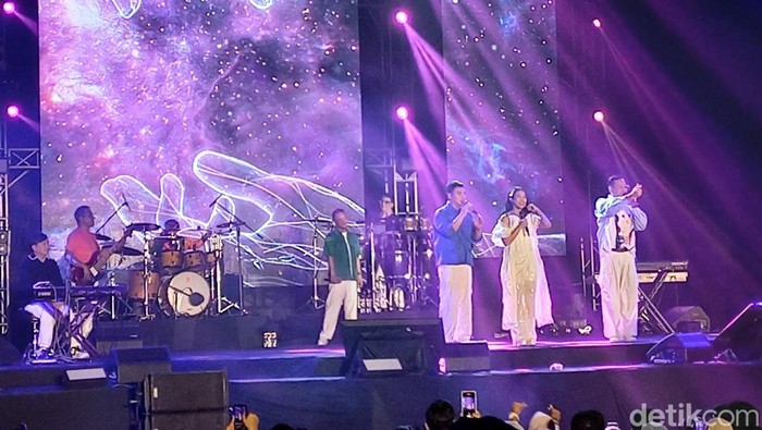 Kemeriahan konser Cerita Cinta di Edutorium UMS, Solo, Sabtu (28/10/2023).