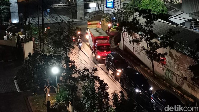 Kepadatan kendaraan di Jalan Ratna hingga Jalan Upa Jiwa Surabaya imbas pengalihan arus pengerjaan saluran air.