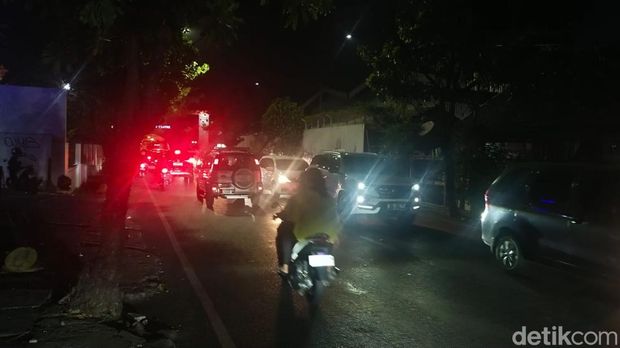 Kepadatan kendaraan di Jalan Ratna hingga Jalan Upa Jiwa Surabaya imbas pengalihan arus pengerjaan saluran air.