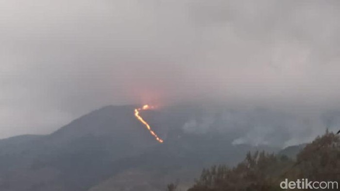 Kepulan asap di lereng Gunung Merbabu akibat kebakaran hutan tampak dari Desa Ngadirojo, Kecamatan Gladagsari, Kabupaten Boyolali, Sabtu (28/10/2023) sore.