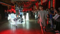 Hadirnya campaign ‘Into The Wild’ dari Under Armour ini terinspirasi dari semangat petualang para pelari, sekaligus untuk mendorong mereka agar mampu melampaui batasan - layaknya mengeluarkan sisi monster dari dalam diri mereka. Ini selaras dengan karakter karya Darbotz yang bold, direpresentasikan lewat sosok monster. 