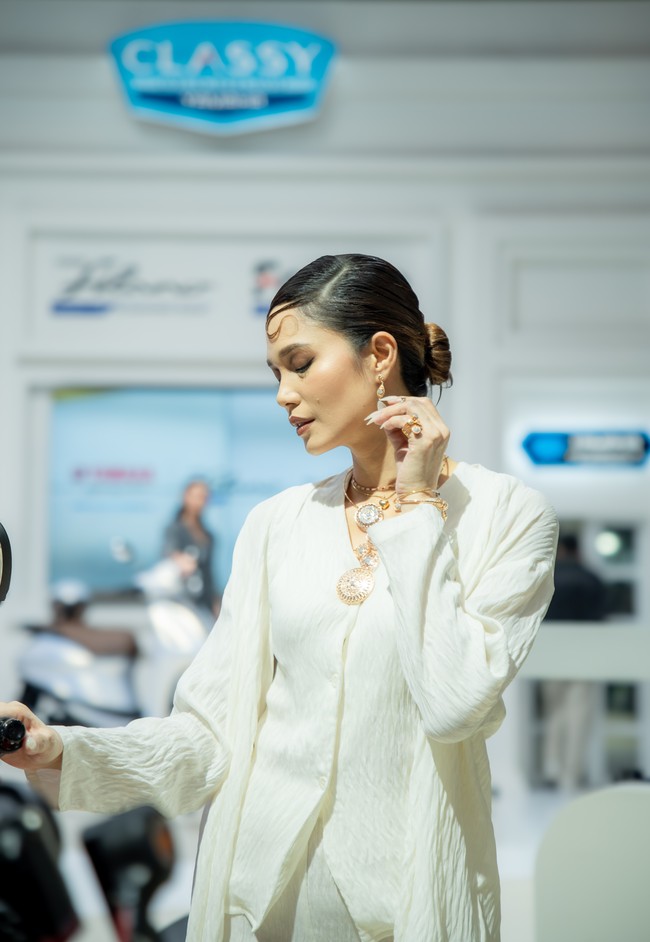 Sejatinya perhiasan The Palace memang diciptakan untuk busana yang sangat ready to wear dan tidak menghalangi mobilitas. Kami berprinsip bahwa fashion dan perhiasan memang tidak seharusnya mengganggu pergerakan, ujar Public Relations Manager CMK Chikita Rosemarie. (Foto: Dok. Yamaha/The Palace)