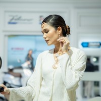 Sejatinya perhiasan The Palace memang diciptakan untuk busana yang sangat ready to wear dan tidak menghalangi mobilitas. Kami berprinsip bahwa fashion dan perhiasan memang tidak seharusnya mengganggu pergerakan, ujar Public Relations Manager CMK Chikita Rosemarie. (Foto: Dok. Yamaha/The Palace)